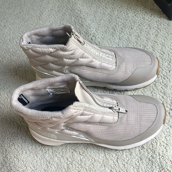NEW -THE NORTH FACE Women’s  Thermoball  Zip boots. Size US 5. Color = Tan - Picture 1 of 8